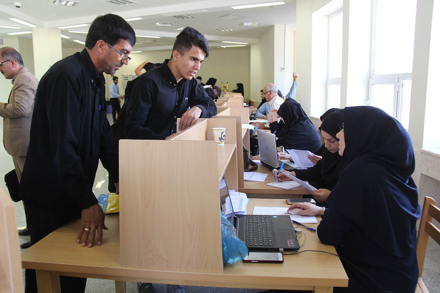 گزارش تصويري ثبت نام دانشجويان ورودي جديد کارشناسي دانشگاه