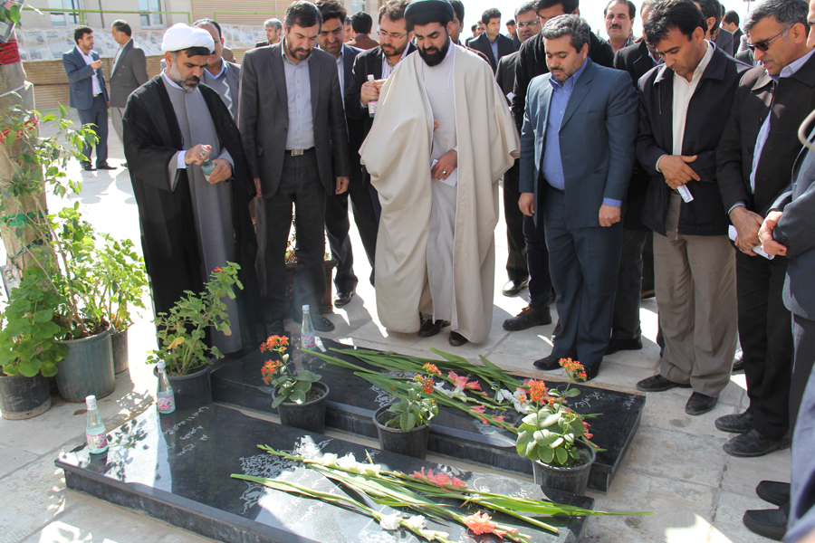 مراسم غبار روبي مزار شهداي گمنام دانشگاه با حضور رِؤسا و مسئولين دانشگاه هاي استان