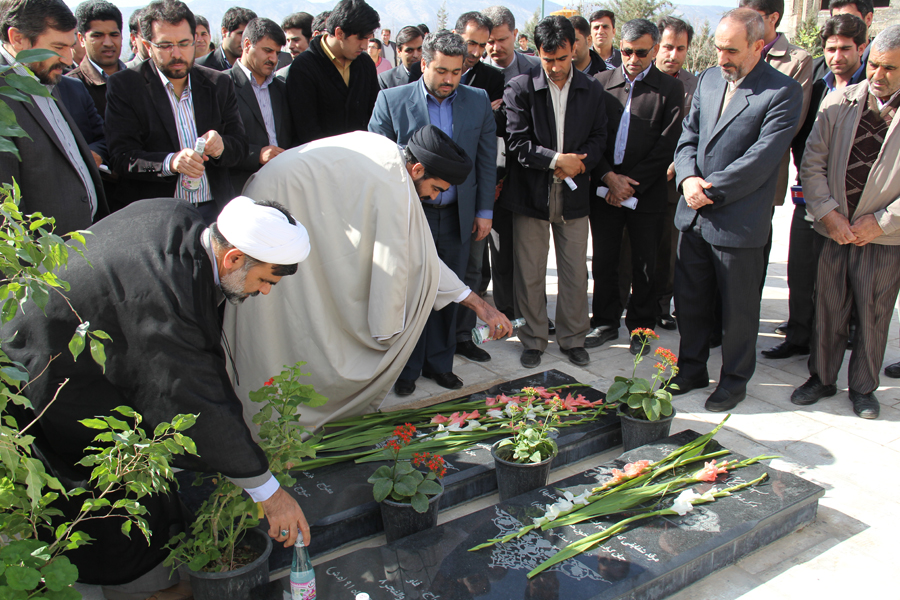مراسم غبار روبي مزار شهداي گمنام دانشگاه با حضور رِؤسا و مسئولين دانشگاه هاي استان
