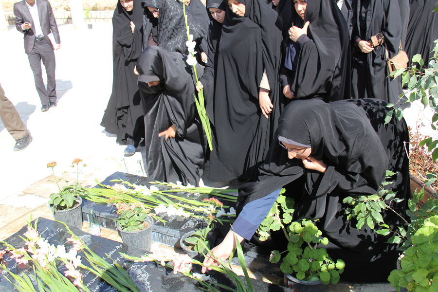 مراسم غبار روبي مزار شهداي گمنام دانشگاه با حضور رِؤسا و مسئولين دانشگاه هاي استان