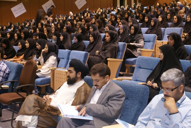 برگزاري محفل نوراني انس با قرآن کريم در جمع دانشجويان شرکت کننده در طرح ضيافت انديشه