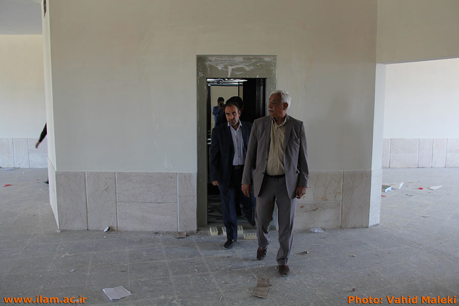 بازديد مهندس عسکرپور نماينده فني بنياد علمي آموزشي قلم چي از کتابخانه دانشگاه ايلام 