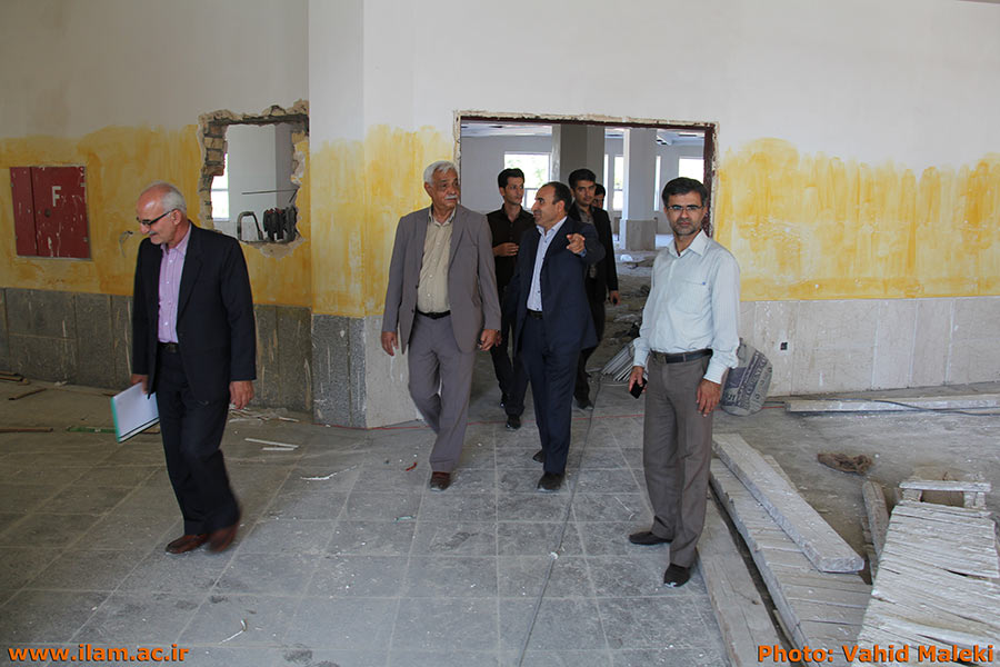 بازديد مهندس عسکرپور نماينده فني بنياد علمي آموزشي قلم چي از کتابخانه دانشگاه ايلام 