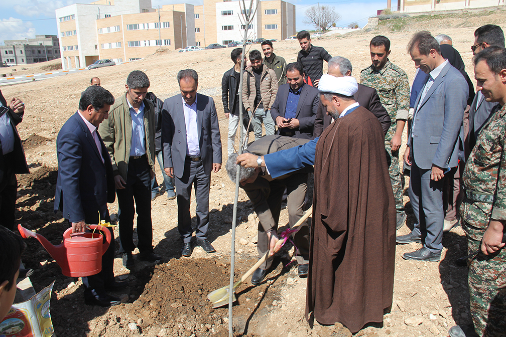 مراسم کاشت نهال در دانشگاه برگزار گرديد