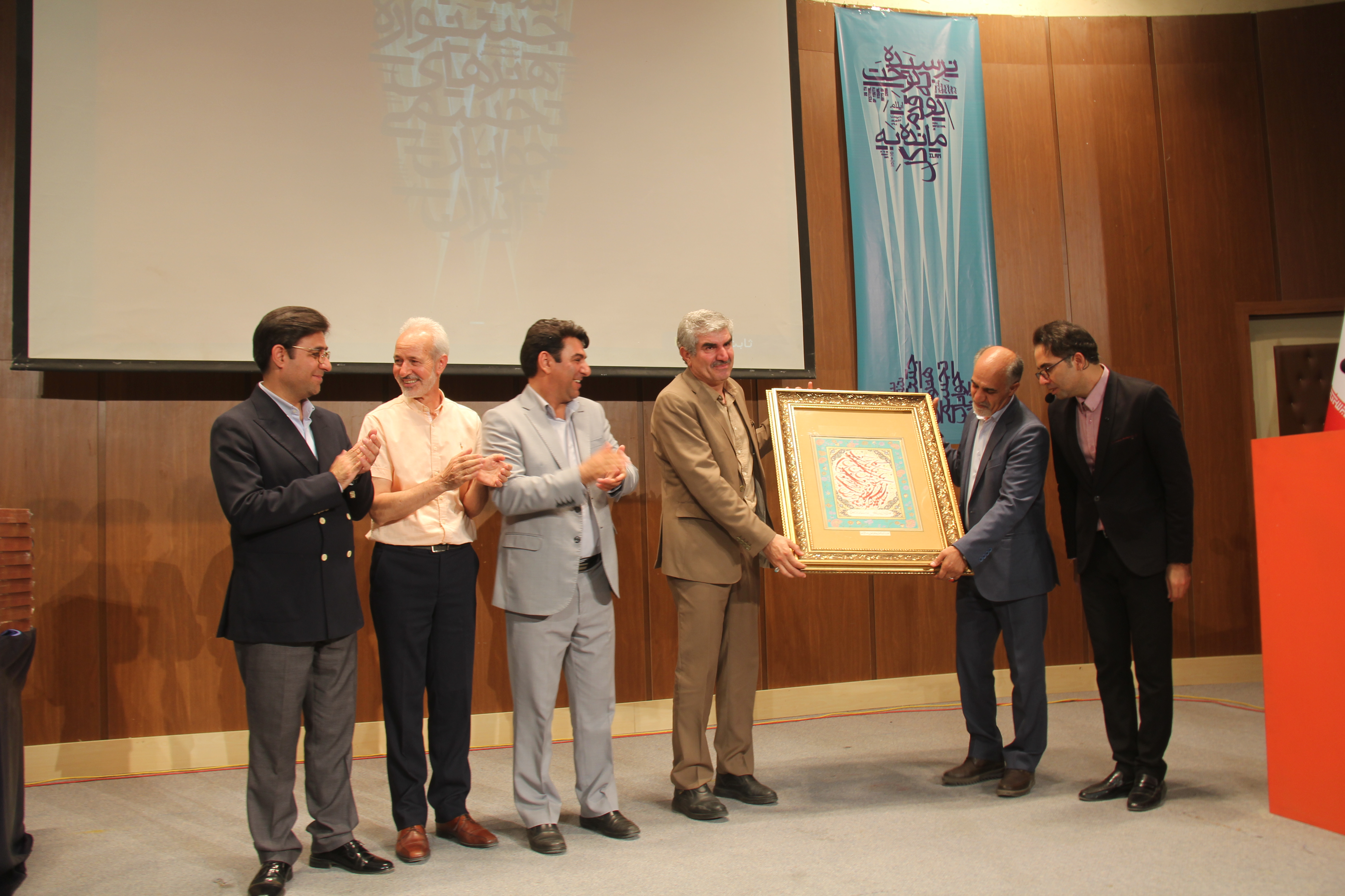 تقدير از زحمات دکتر علي اکبري در عرصه فرهنگ و هنر در بيست و ششمين جشنواره ملي هنرهاي تجسمي جوانان کشور