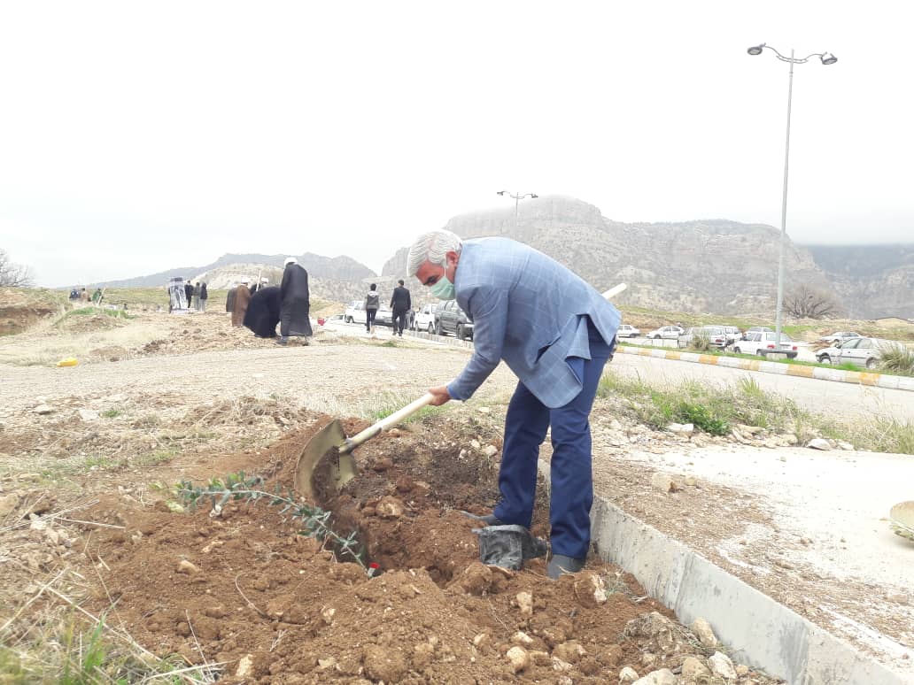 با حضور نماينده ولي فقيه در استان و سرپرست استانداري ايلام ؛ مراسم کاشت نهال در دانشگاه ايلام برگزار گرديد