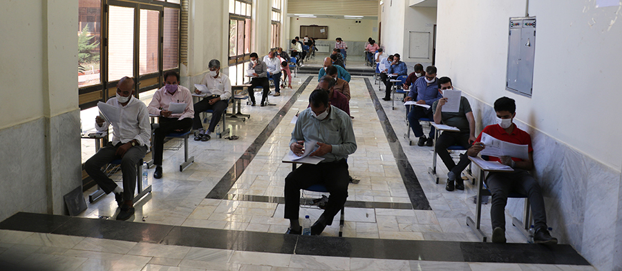 آزمون دکتري استان ايلام با رعايت پروتکل هاي بهداشتي و فاصله اجتماعي در دانشگاه ايلام برگزار گرديد 