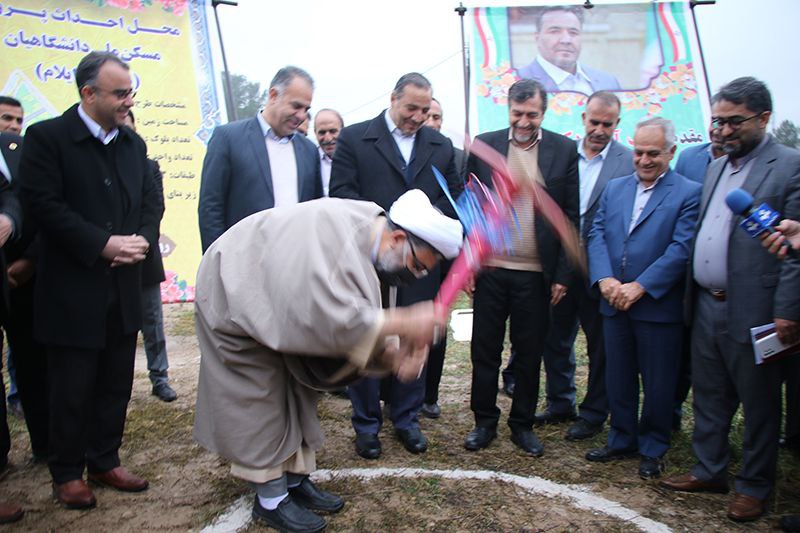 با حضور استاندار ايلام پروژه مسکن ملي اساتيد و کارکنان دانشگاه ايلام در  شهر چوار کلنگ زني شد 