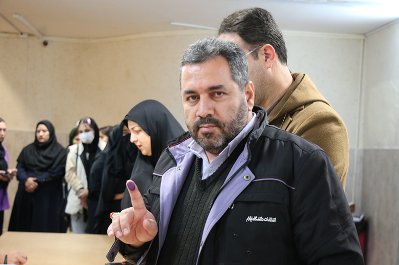 گزارش تصويري حضور دکتر علي‌محمدي در محل صندوق رأي‌گيري دبيرستان امام حسين(ع)