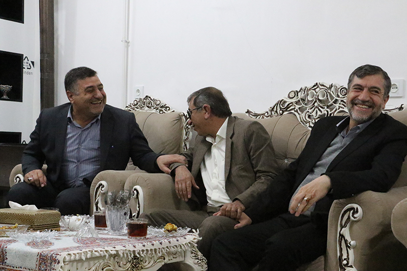 حضور رئيس دانشگاه ايلام در منزل رزمنده و جانباز سرافراز اسلام و ايران سيد علي موسوي