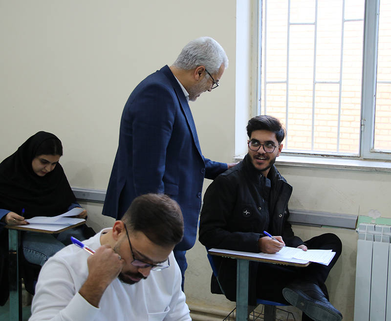 بازديد معاون آموزش و تحصيلات تکميلي دانشگاه ايلام از روند برگزاري امتحانات پايان ترم نيم‌سال اول سال تحصيلي 1404-1403