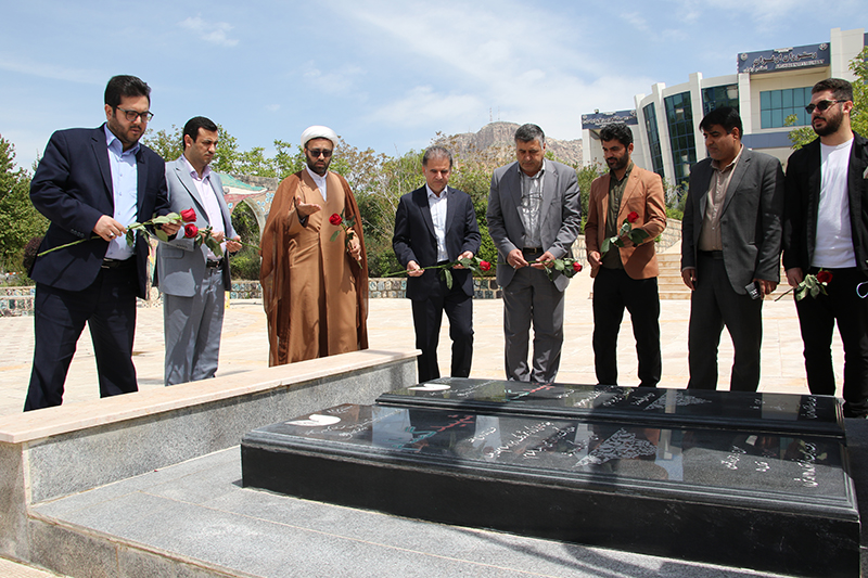 گزارش تصويري اداي احترام مديرکل فرهنگي و اجتماعي وزارت علوم به مقام شامخ شهداي گمنام دانشگاه ايلام