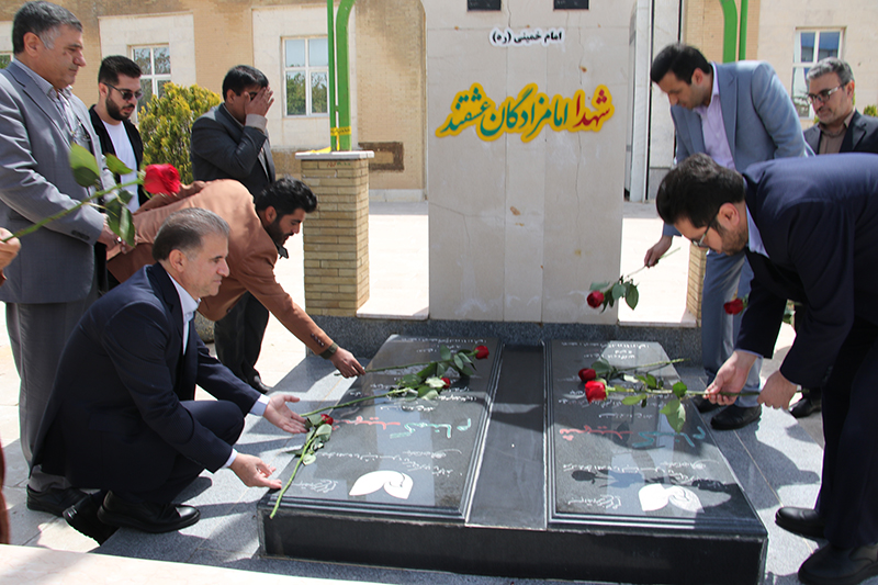 گزارش تصويري اداي احترام مديرکل فرهنگي و اجتماعي وزارت علوم به مقام شامخ شهداي گمنام دانشگاه ايلام