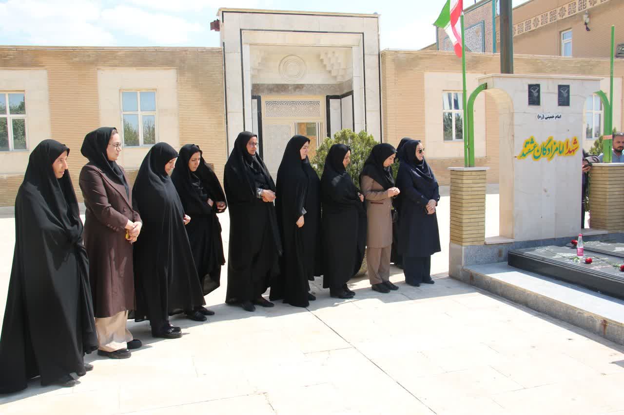 برگزاري آيين غبارروبي مزار شهداي گمنام دانشگاه ايلام 