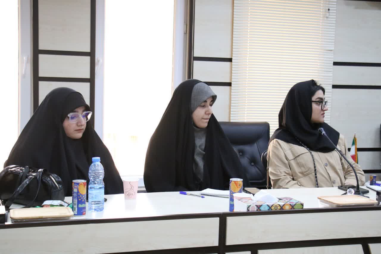 برگزاري نشست هم‌انديشي رئيس دانشگاه ايلام و اعضاي تشکل‌هاي دانشجويي 