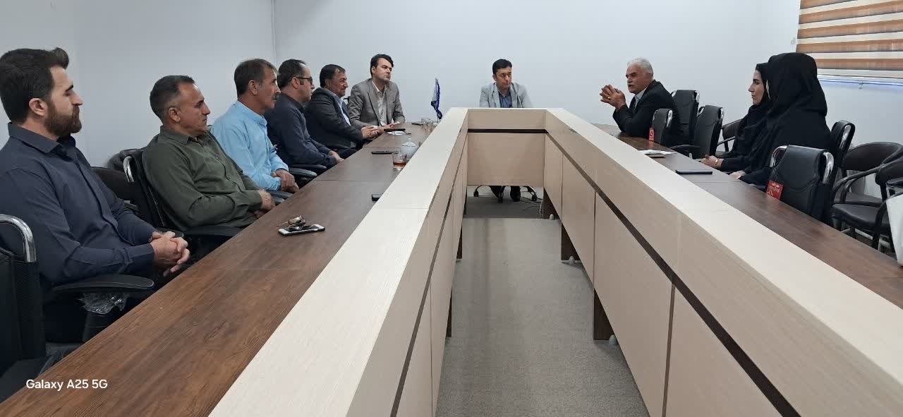 برگزاري جلسه رئيس دانشکده پيرادامپزشکي با کارشناسان و کارکنان دانشکده