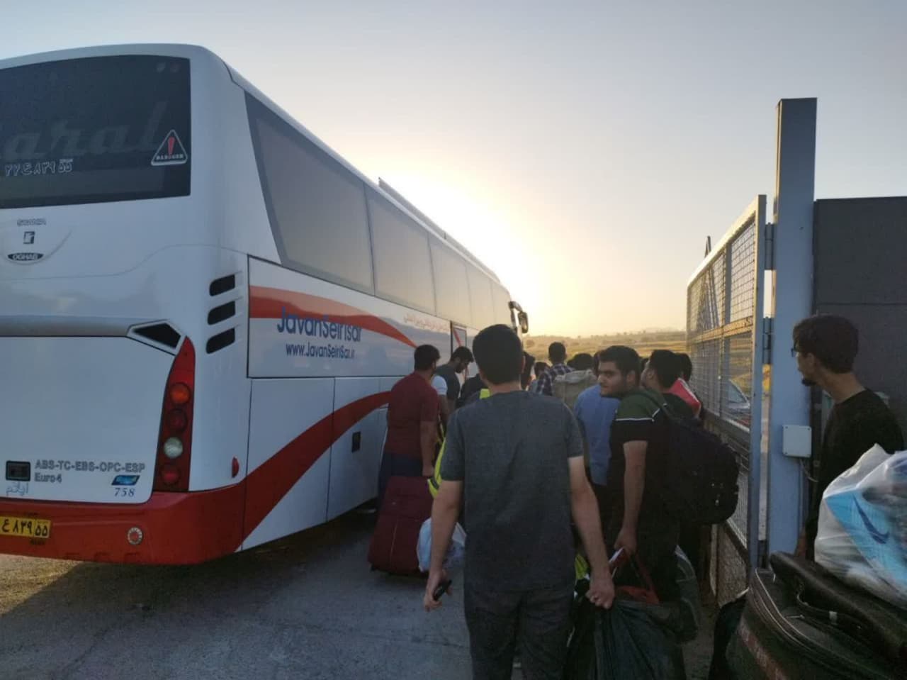 انتقال دانشجويان خوابگاهي دانشگاه ايلام از درب خوابگاه ها به استان محل زندگي