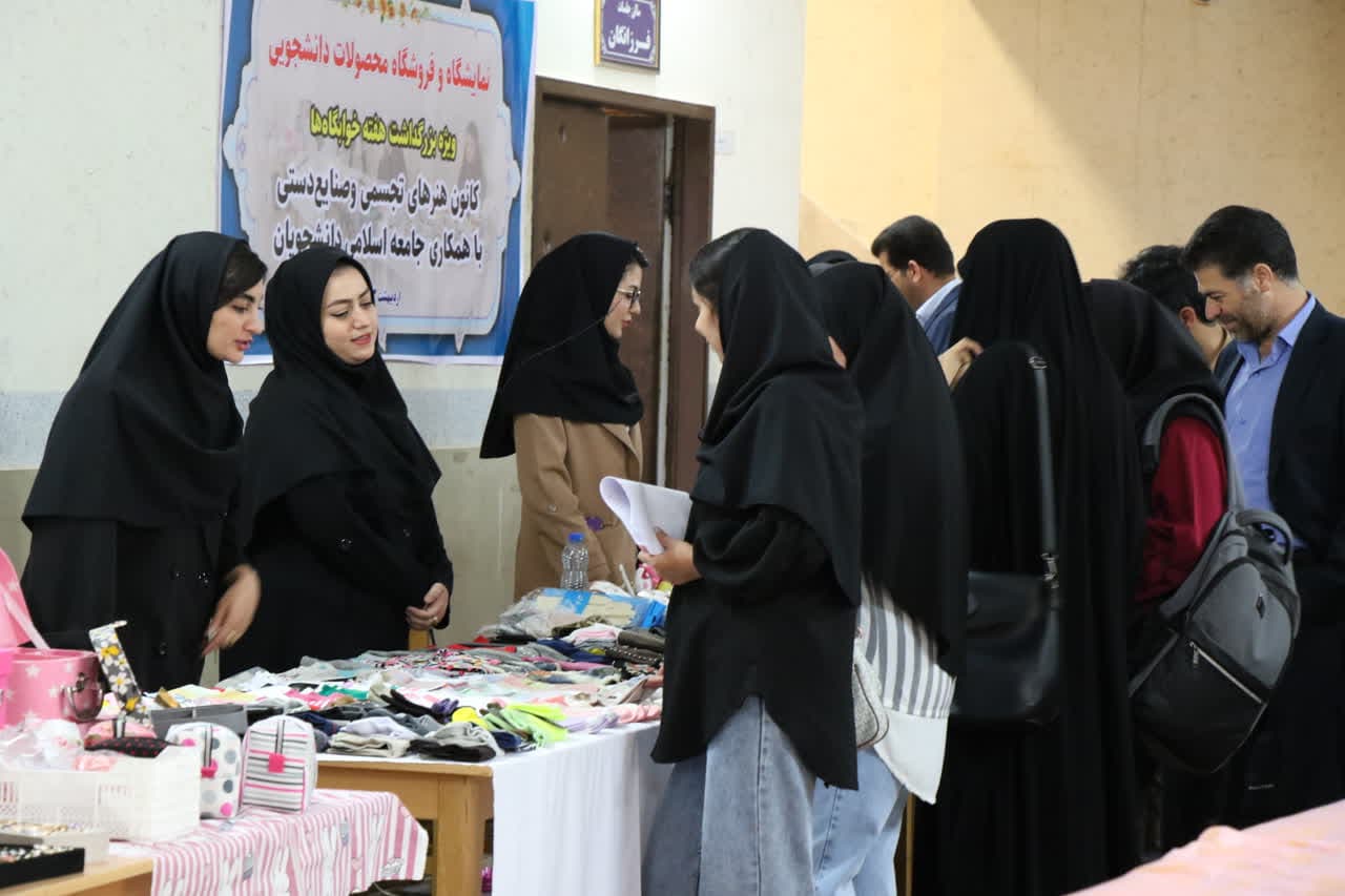 برگزاري غرفه هاي صنايع دستي دانشجويي به مناسبت هفته خوابگاهها