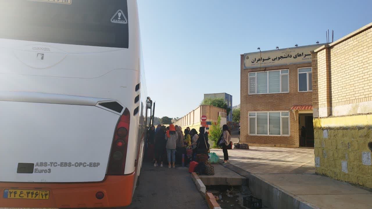 انتقال دانشجويان خوابگاهي دانشگاه ايلام از درب خوابگاه ها به استان محل زندگي