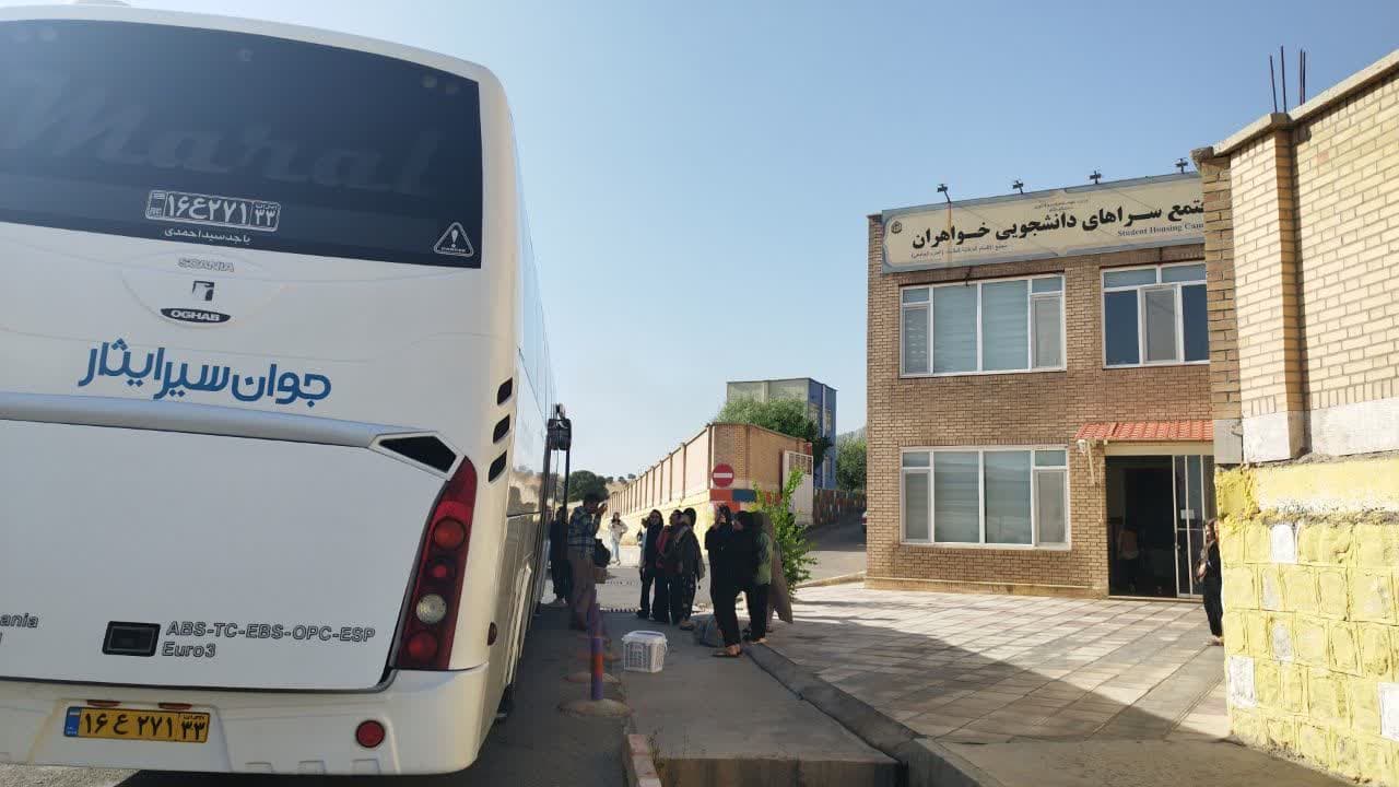 انتقال دانشجويان خوابگاهي دانشگاه ايلام از درب خوابگاه ها به استان محل زندگي