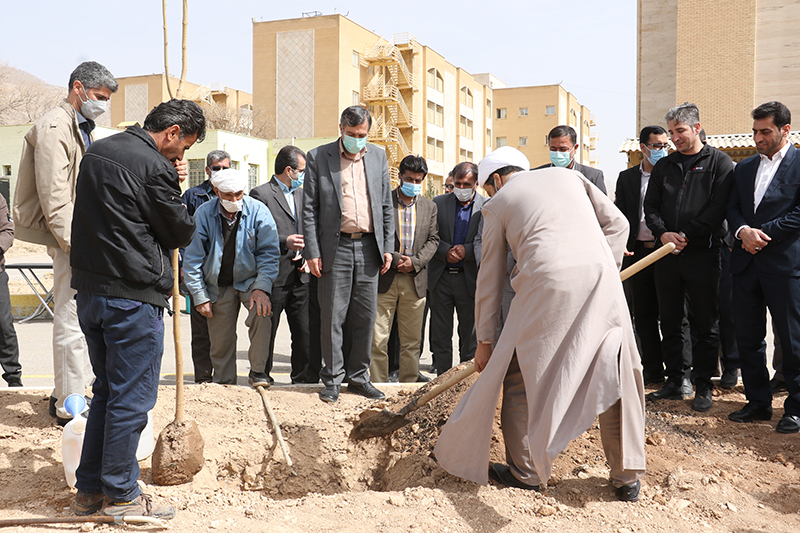 با حضور هيات رئيسه  و مسئولين نهاد ،  دانشگاه؛ آيين کاشت 25 اصله نهال درخت زيتون و توت برگزار گرديد